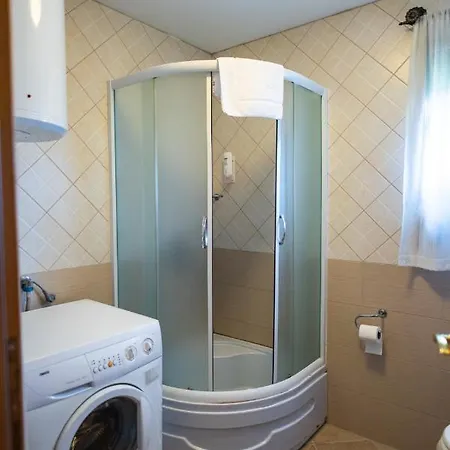 & Distillery Monogram 4* Gradac (Tutin)